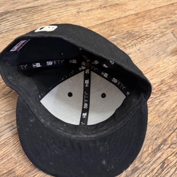 Preowned Chicago White Sox New Era 59Fifty Black  White Fitted Ball Cap Hat - Picture 3 of 4